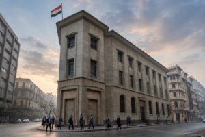 البنك المركزي يحسم الفائدة اليوم الخميس: إجماع على التثبيت عند 19% في استطلاعي رويترز والشرق رغم تجاوز الدولار 56 جنيهًا