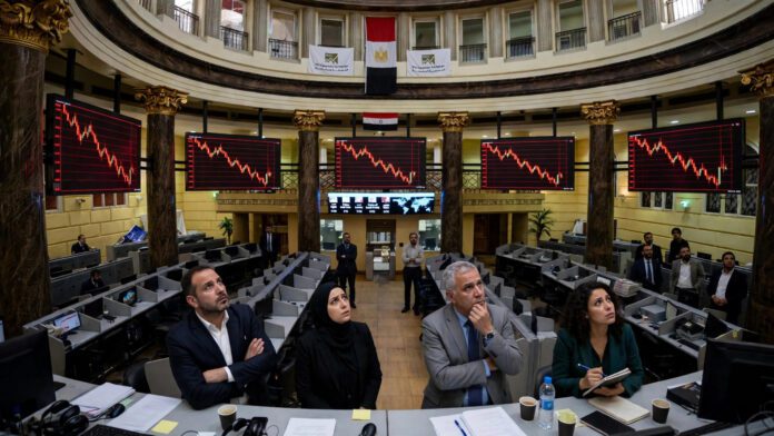 قاعة تداول البورصة المصرية وشاشات تعرض تراجع المؤشرات