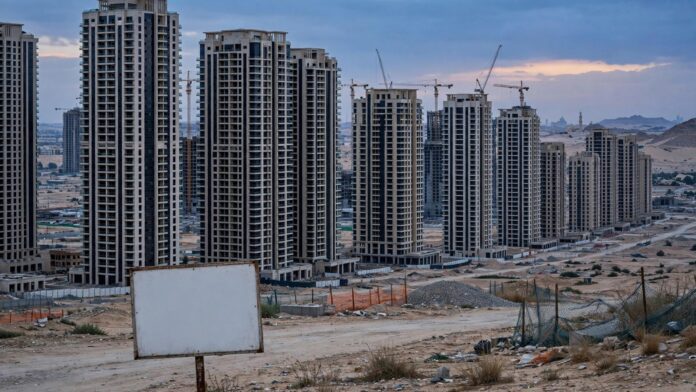 أبراج سكنية فاخرة خالية في مدينة جديدة في مصر عند الغروب